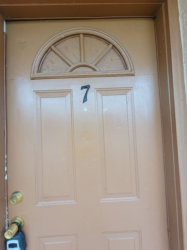 Building Photo - 1 Bedroom/1 Bathroom 1st Floor Apt- Near I...