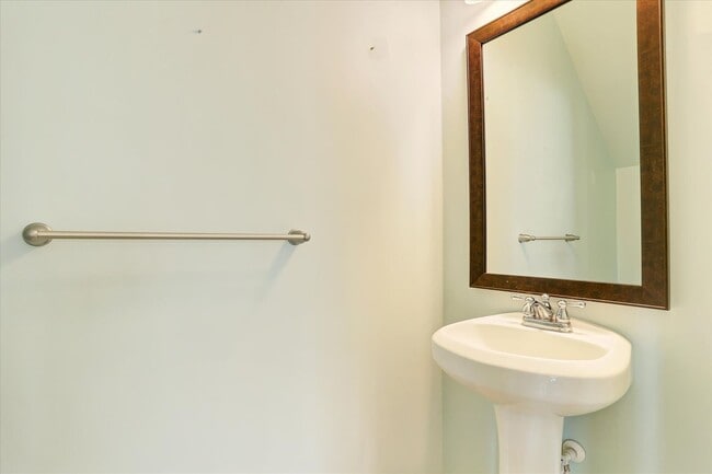 Building Photo - Cute 3 bedroom 2 bath