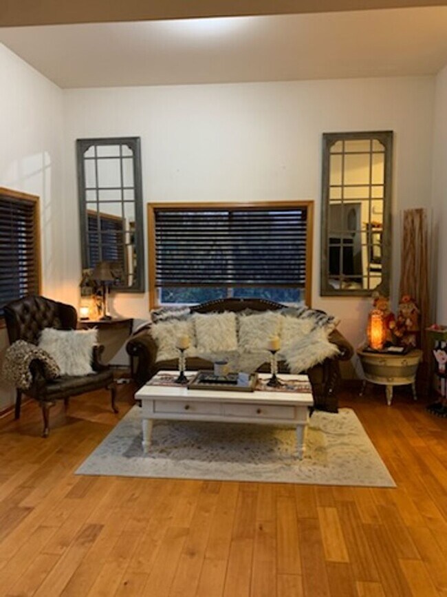 Foto del edificio - 1238 W 12th St