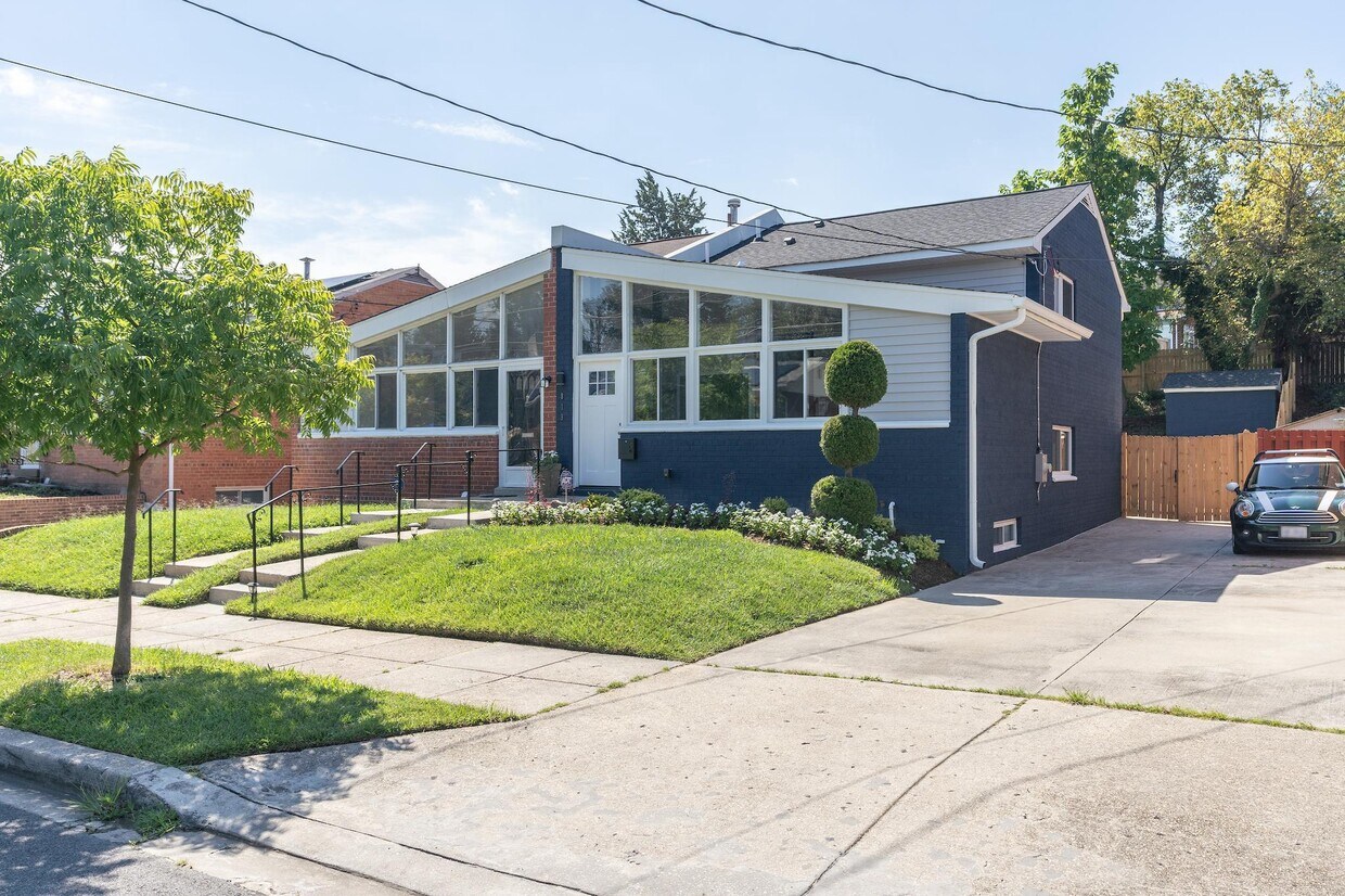 Primary Photo - 819 Kennedy St NE