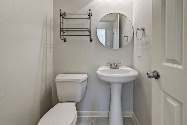 Building Photo - Beautiful well maintained 4beds home in th...