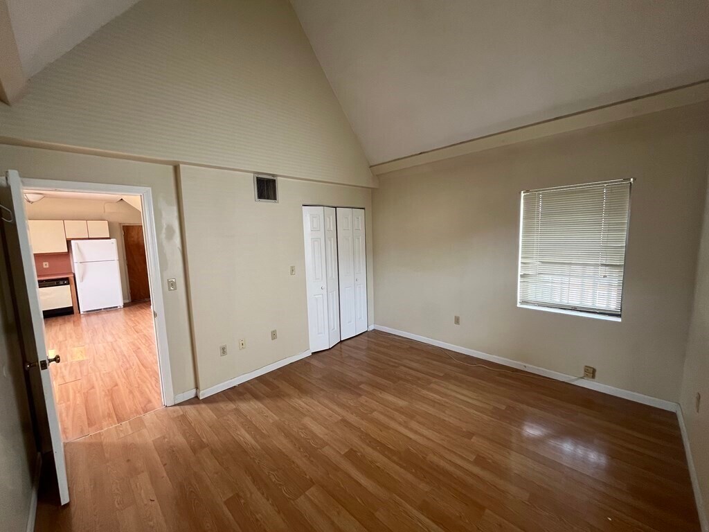 Foto principal - 484 E 4th St