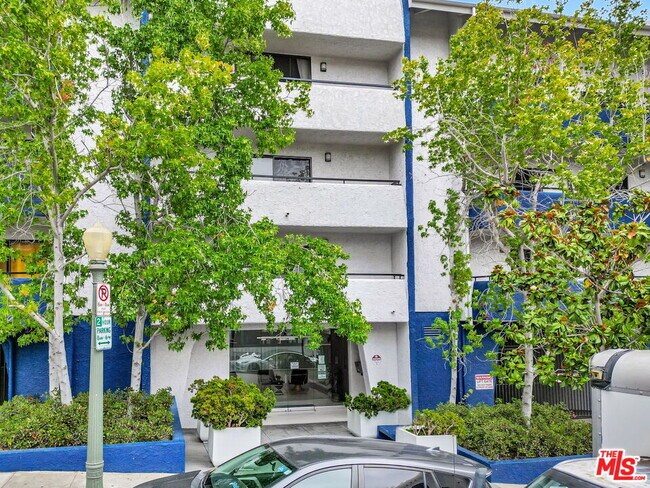 Building Photo - 10982 Roebling Ave