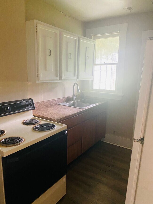 Building Photo - 2 br, 1 bath House - 591 Baldwin Ave