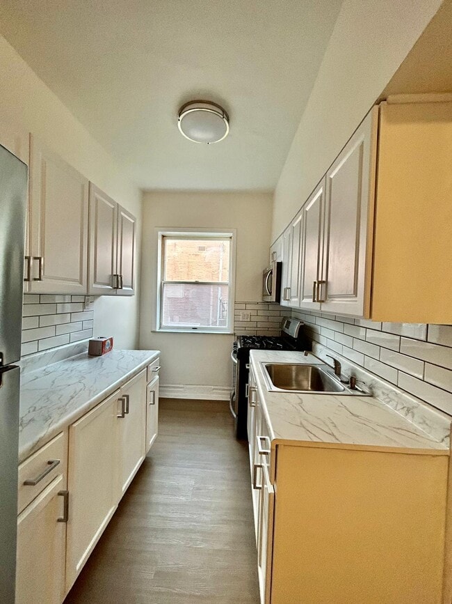 Building Photo - 2476 84th St