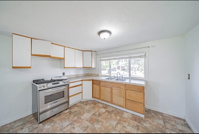 Building Photo - 1452 Huckleberry St