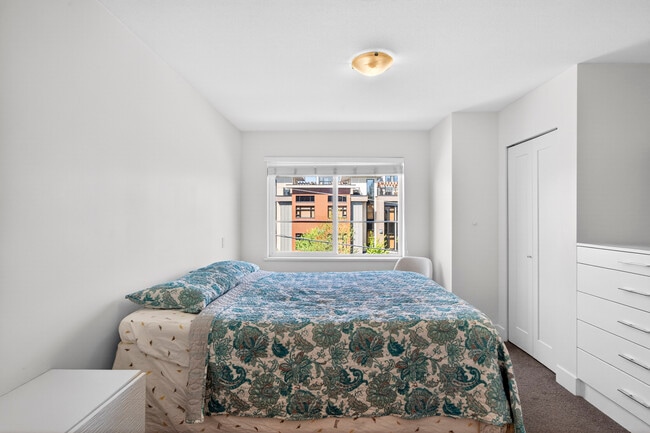 Building Photo - Beautiful 2 Bed + Den 3 Bath Townhouse for Rent in Willoughby Heights!