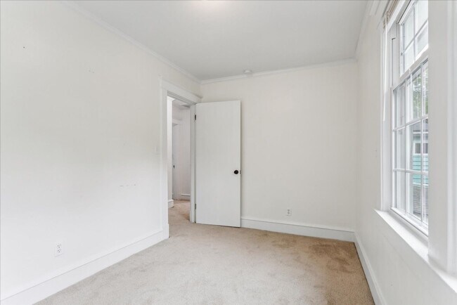 Building Photo - 44 Rivermont Dr