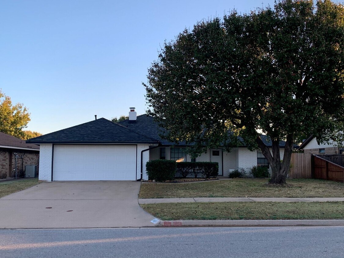 Primary Photo - Willow Creek Area! Pet's Negotiable!