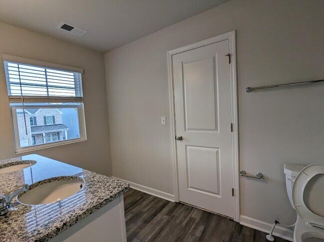 Foto del edificio - 241 Clark Lake Ln