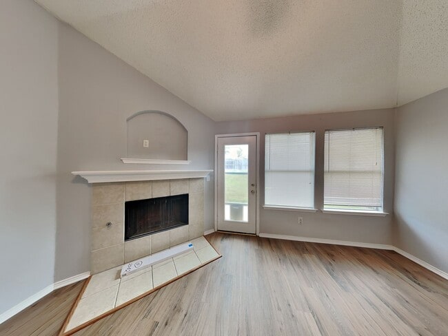 Building Photo - Spacious 3-Bedroom Home with Fireplace & Easy Access to Downtown Fort Worth