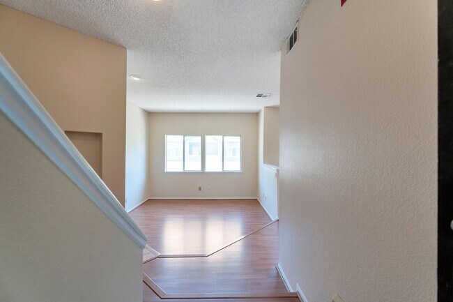 Building Photo - **Adorable Updated 2 bed 2 bath Condo for ...