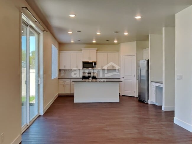 Foto del edificio - 967 N Nichole Ave