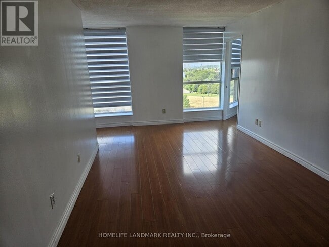 Photo du bâtiment - 901-2460 EGLINTON Ave