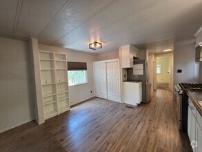 Building Photo - 2800 S White Mountain Rd