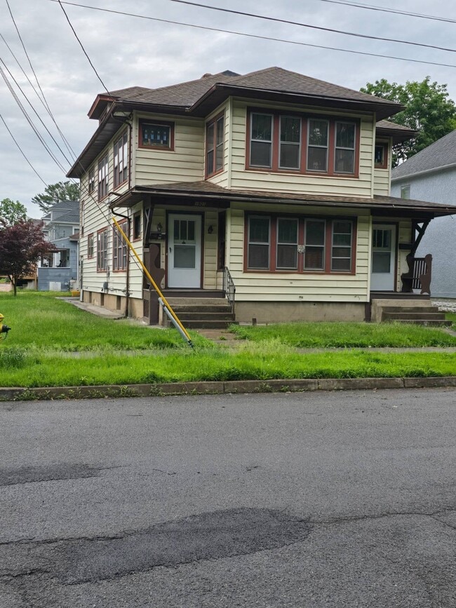 Building Photo - 1901 Riverview Dr