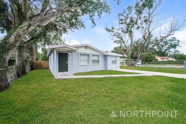 Building Photo - 3-Bedroom, 1 Bath Single Family for Rent in Tampa, FL | Fenced Backyard & Modern Kitchen