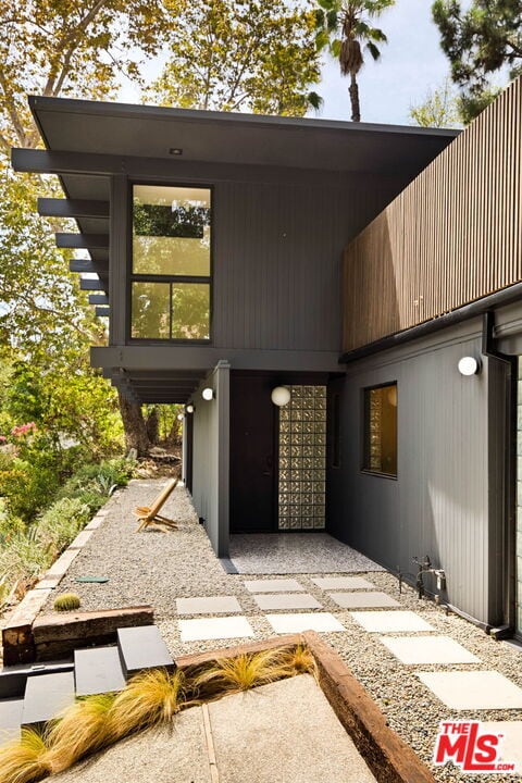 Building Photo - 5649 Valley Oak Dr