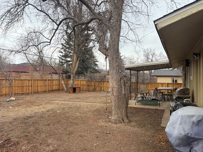 Foto del edificio - 3 Bed 1 Bath Home W/Large Backyard Walking Distance To Everything.