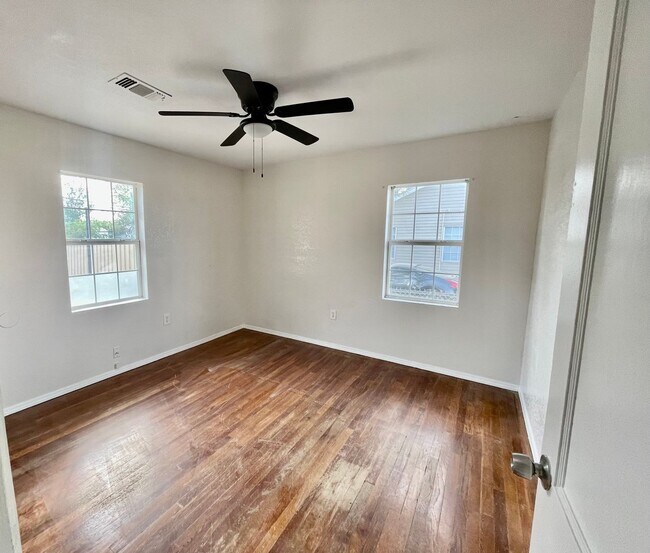 Building Photo - Updated 4 bedroom home in South Lawn