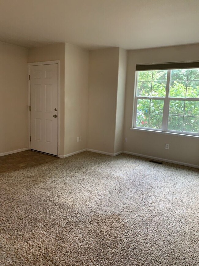 Building Photo - 844 Apex Dr