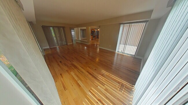 Foto del edificio - "Spacious 4-Bedroom Gem with 3 Full Baths ...