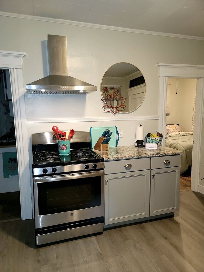 Hermosas encimeras de granito y estufa de gas de acero inoxidable. - 57 Cartier St