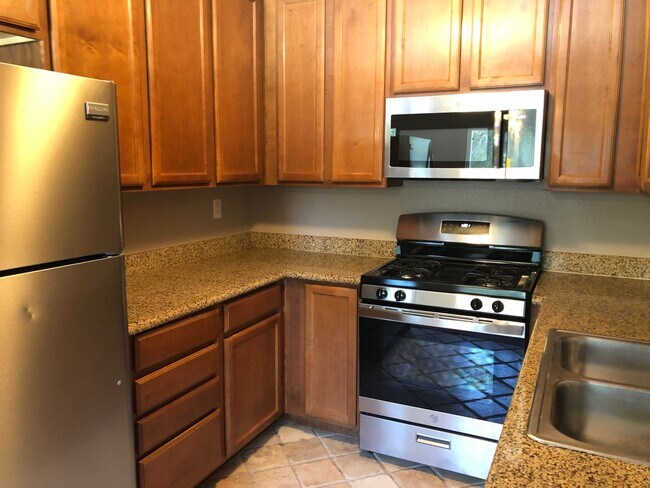Building Photo - Super Cute and Close to Lake! Ready for Immediate move in!