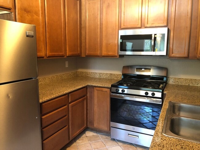 Foto del edificio - Super Cute and Close to Lake! Ready for Immediate move in!