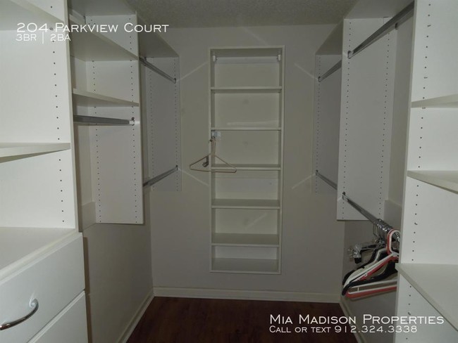 Building Photo - 204 Parkview Ct