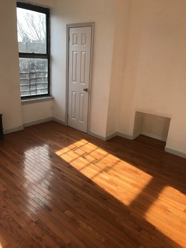 Sunny Livingroom - 670A Greene Ave