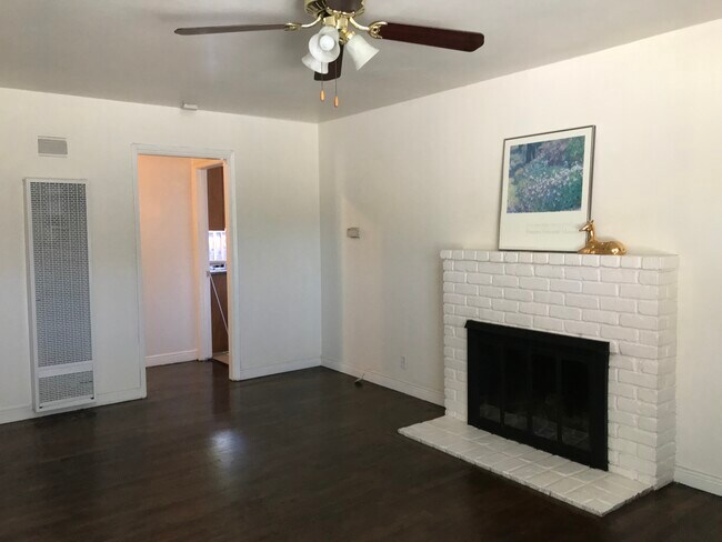 Sala de estar con chimenea - 921 Sherman Oaks Dr