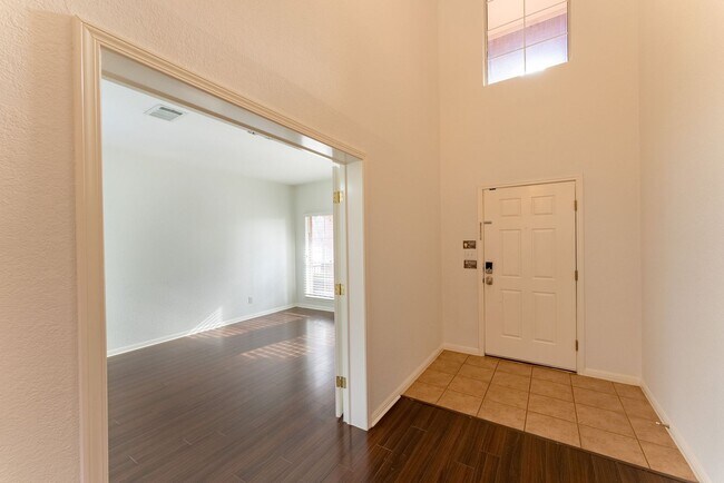 Building Photo - Stunning 4 bedroom - 2.5 bathroom Home in ...