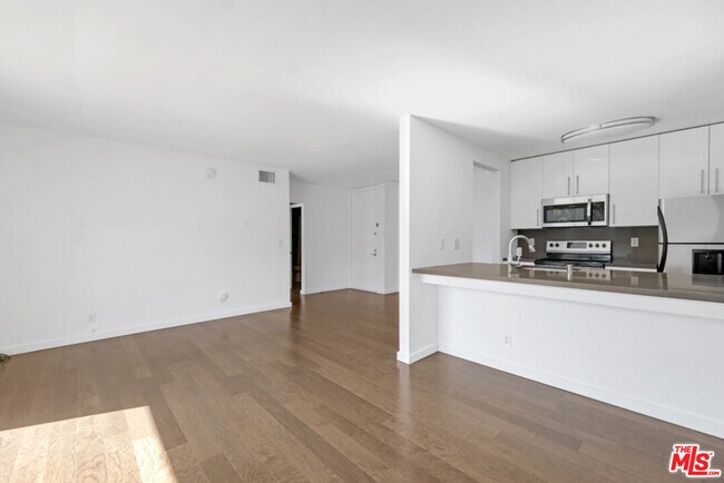 Building Photo - 141 S Clark Dr