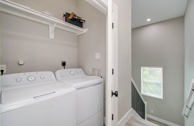 Building Photo - 2114 Oatfield Dr
