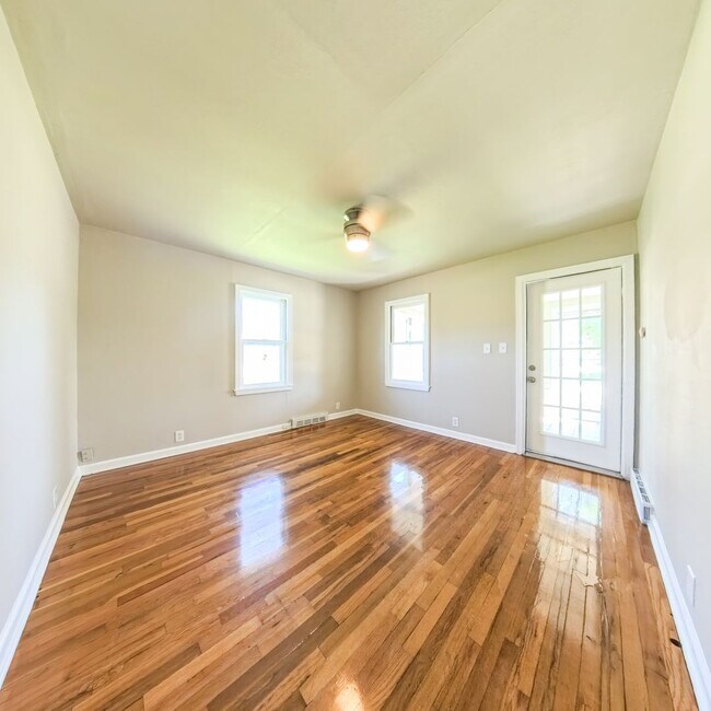 Building Photo - Newly updated 2 bedroom 1 bathroom home-Ad...