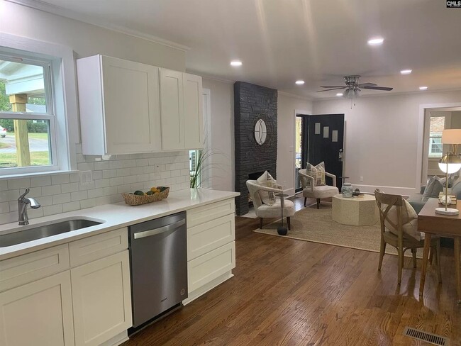 Building Photo - Beautifully Renovated 4BR/3BA Home in Fore...