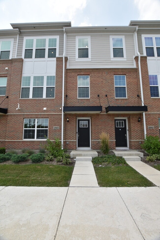 Building Photo - 2945 Showplace Dr
