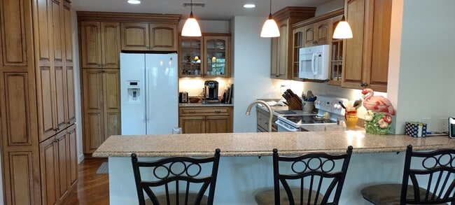 Building Photo - 9583 SE Little Club Way S