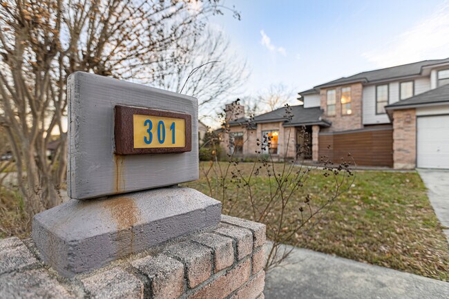 Foto del edificio - 301 Sandhill Dr