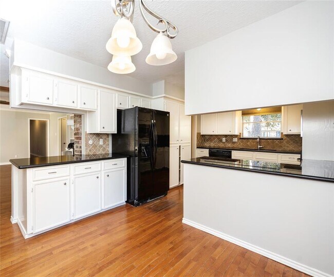 Foto del edificio - 8323 Forest Ridge Rd