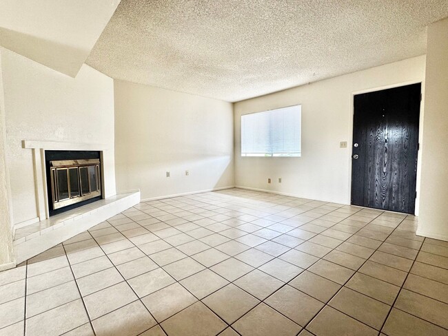 Building Photo - Two story unit move-in ready