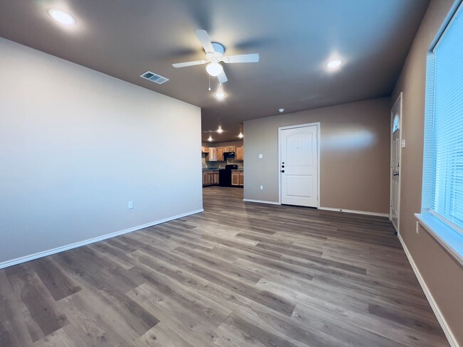 Building Photo - MOVE-IN SPECIAL: New 3/2/1 Located in Nort...