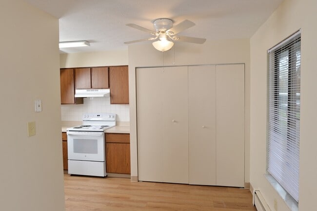 Building Photo - Meadowbrook Lake Apartments