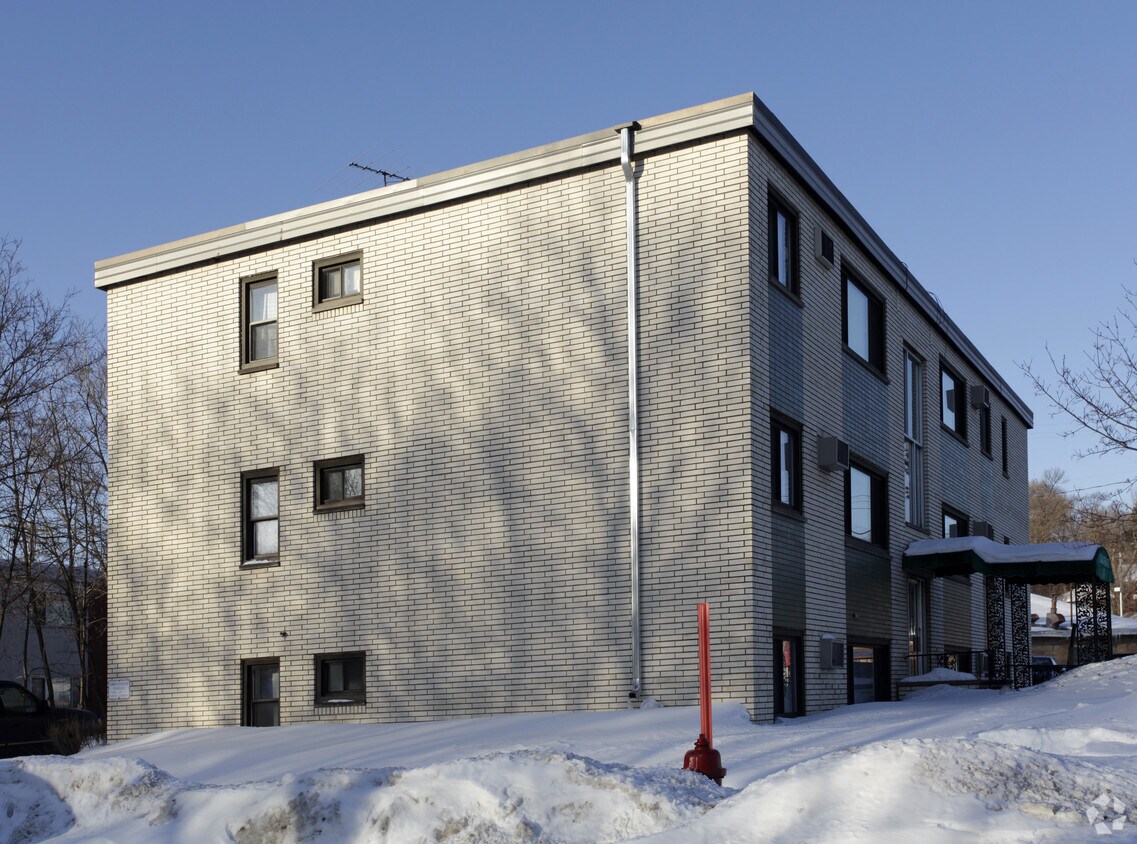 Foto del edificio - 126 Logan Ave E