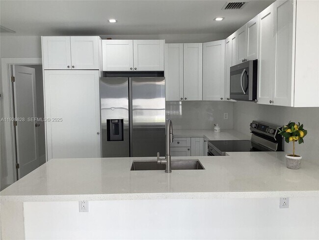 Foto del edificio - 1653 SW 17th Terrace