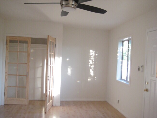sala de estar con armario de almacenamiento - 1579 Cerro Gordo St