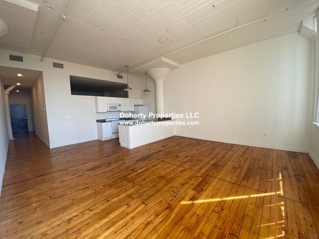 Building Photo - 305 Dutton St