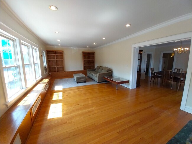 Foto del edificio - 3918 W Irving Park Rd