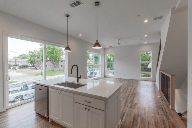 Building Photo - 3 Bedroom Townhome in Lakewood Walkable to Your Favorites!
